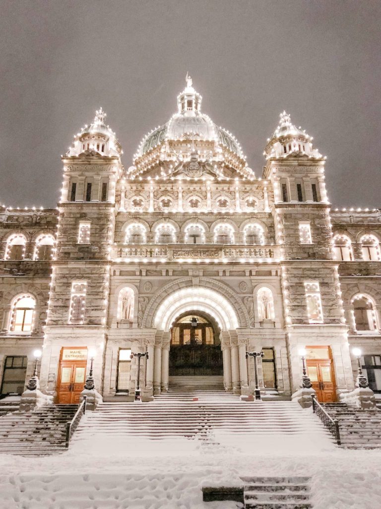 victoria_parliament_buildings_covered_in_snow_at_night